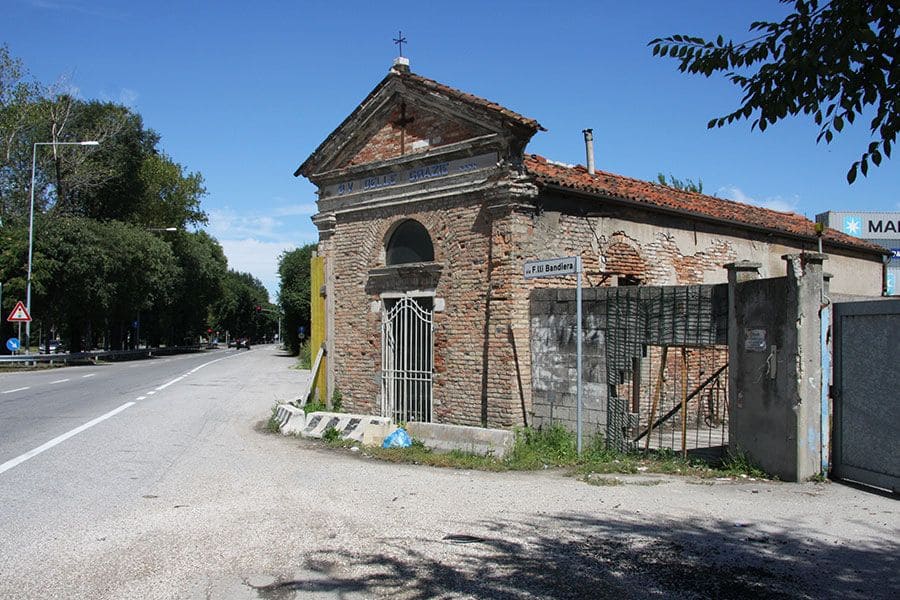 Vandali nella chiesetta della Rana di via Fratelli Bandiera